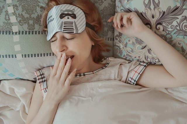 あくびをする女性